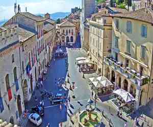 La piazza del Comune in Assisi